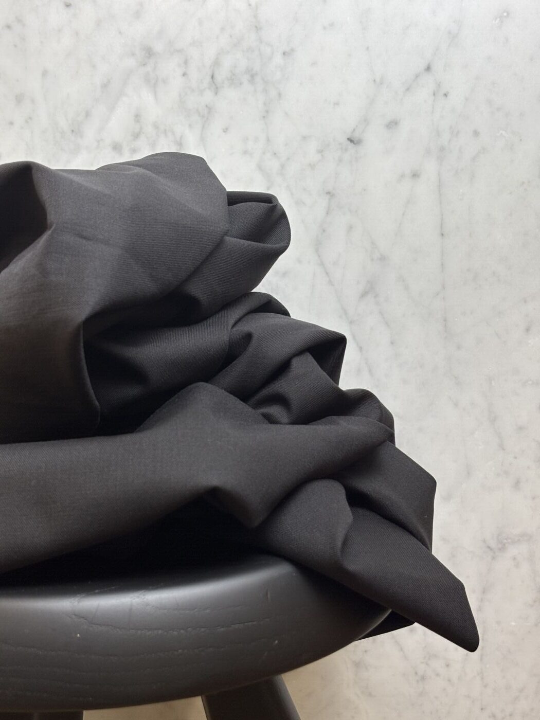 Tissu gabardine de coton et stretch uni noir - Alta