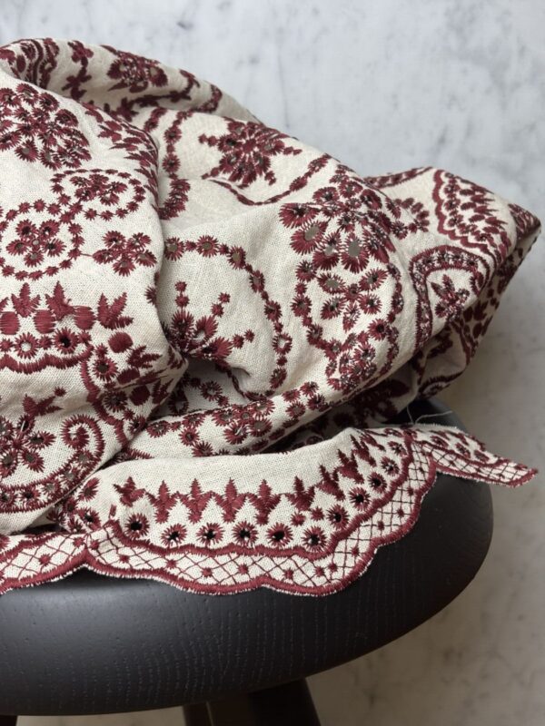 Tissu broderie anglaise lin coton motif rosaces - bordeaux - Martha