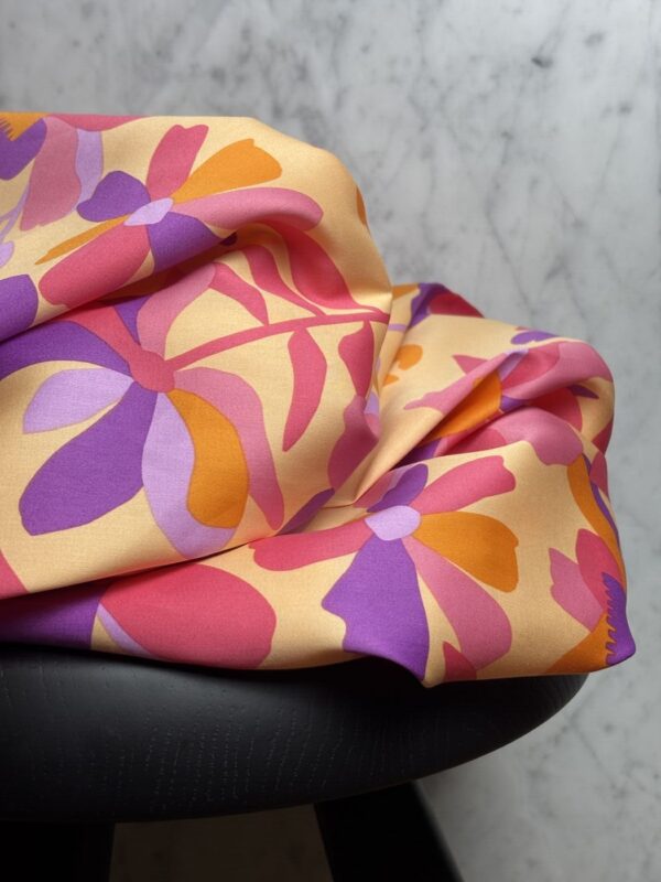 Tissu imprimé Nerida Hansen satin de coton fond pêche - Ava