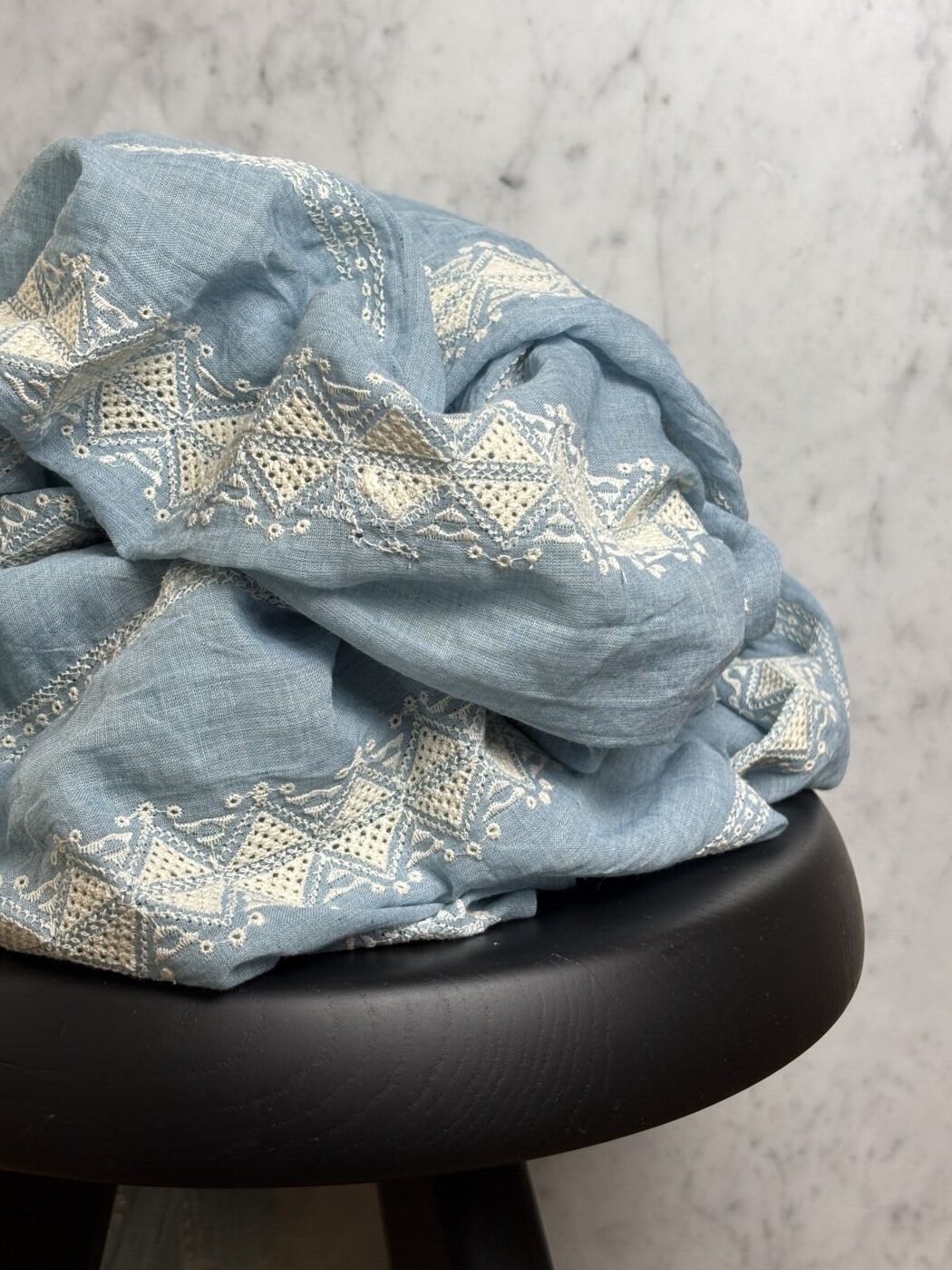 Tissu broderie anglaise coton chambray bleu - Margaret