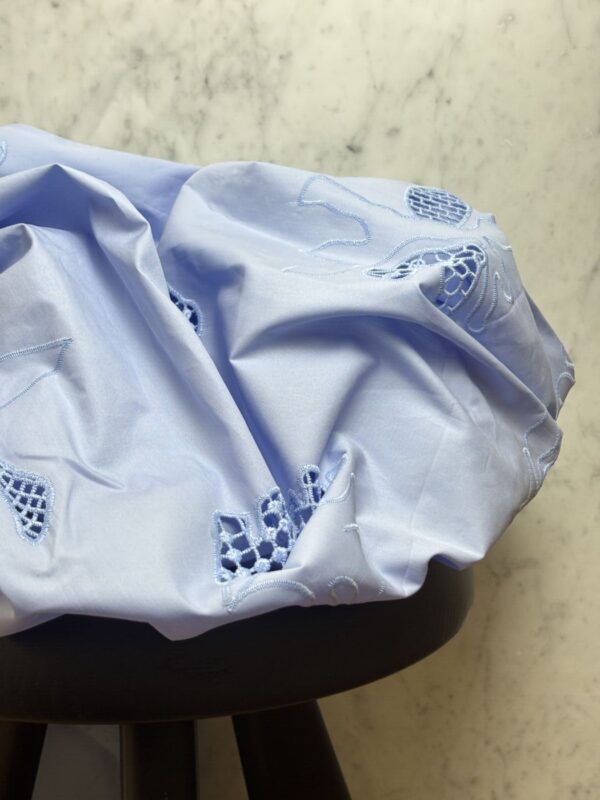 Tissu broderie anglaise popeline de coton bleu ciel - Keira
