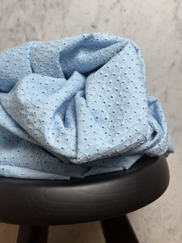 BOX COUPON 2 MÈTRES BRODERIE ANGLAISE - CIEL