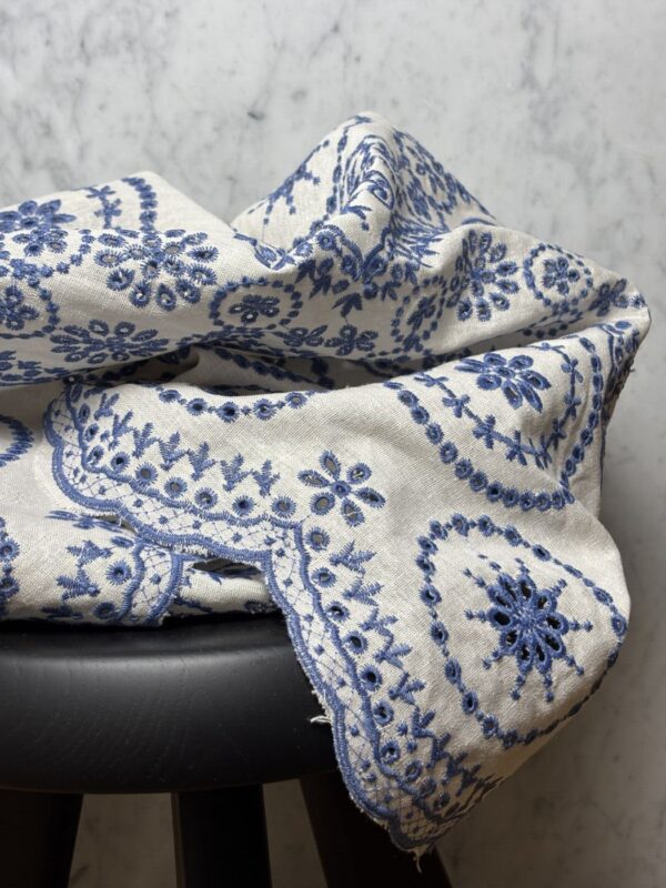 Tissu broderie anglaise lin coton motif rosaces - bleu - Martha