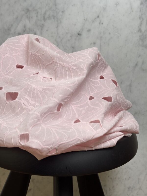 Tissu broderie anglaise rose motif papillon - Vanessa