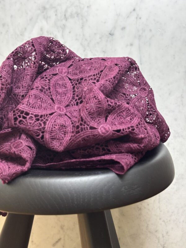 Tissu dentelle guipure festonné aubergine - Linda