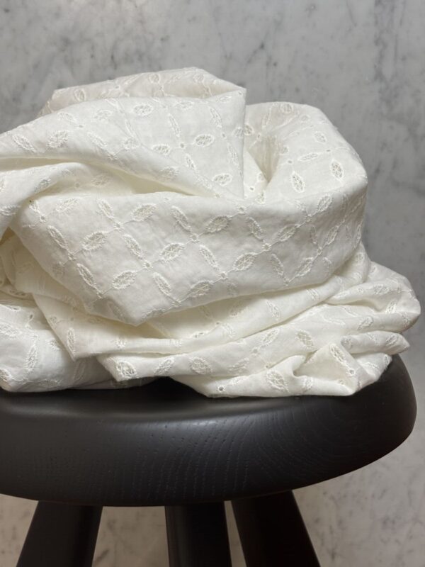 BOX COUPON 3 MÈTRES BRODERIE ANGLAISE WHITE - MAYFAIR