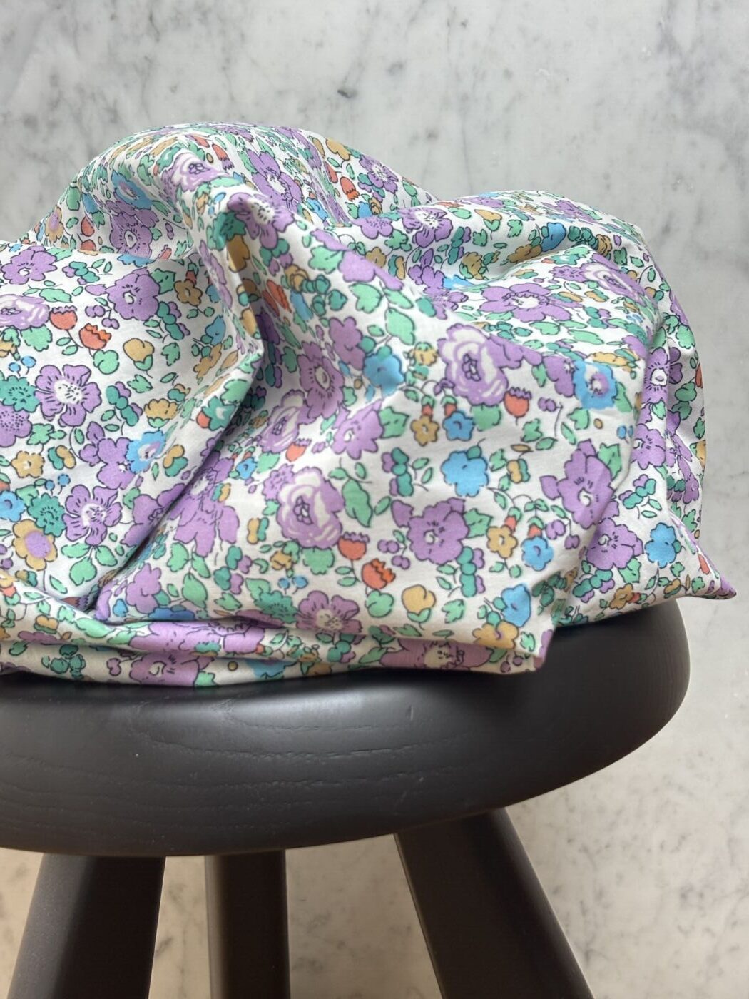 Tissu popeline de coton motif grandes fleurs lilas - Rosa